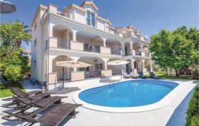 Four-Bedroom Apartment Kastel Stafilic with an Outdoor Swimming Pool 06